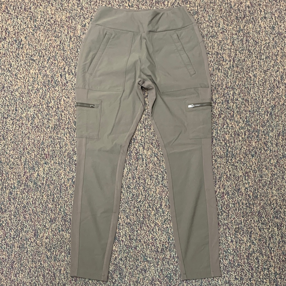 Athleta Headlands Hybrid Cargo Pants EUC 4 Women’s